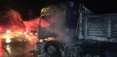 Şanlıurfa yolunda alev topuna döndü! Gübre yüklü tır yandı