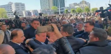 CHP lideri Özgür Özel'e yumruklu saldırı!
