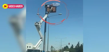 Şanlıurfalı işçi metrelerce yüksekte sıcaklara karşı çözümü böyle buldu