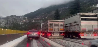 Gaziantep otoyolunda dolu yağdı: Ulaşım aksadı
