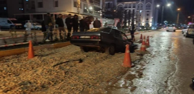 Otomobil alt yapı çukuruna düştü: Yaralı var...