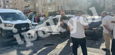 Şanlıurfa'da şehrin göbeğinde bile böyle kaza oluyor: 3 araç 6 yaralı!