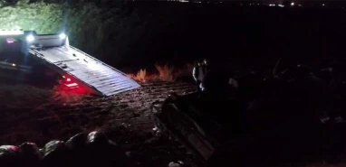 Şanlıurfa'da biber yüklü kamyonet şarampole devrildi!