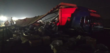 Şanlıurfa'da tekstil malzemesi yüklü tır devrildi: Yaralı var