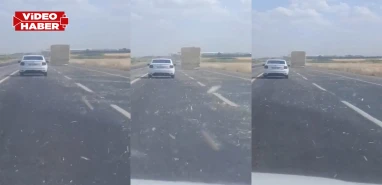 Şanlıurfa'da kazaya davet çıkaran anlar: Saman yüklü tır tehlike saçtı