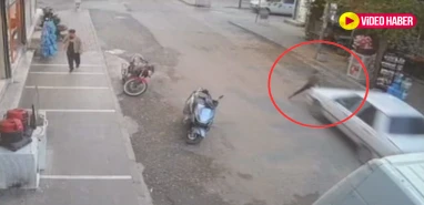 Şanlıurfa'da otomobilin çarptığı çocuk ayağa kalkarak kaçtı