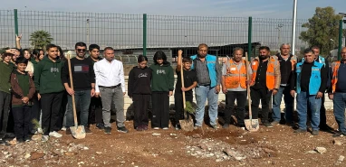 Şanlıurfa'da onlarca öğrenci fidan dikmek için sahada