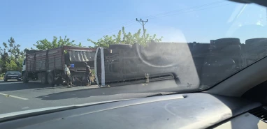 Şanlıurfa'da kontrolden çıkan kamyon devrildi