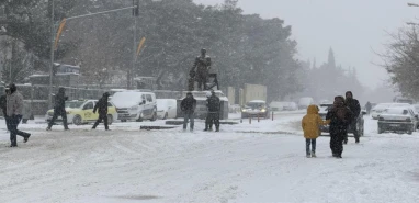 Şanlıurfa'da kar yağışı sonrası yollar buz pistine döndü: Kaza kaçınılmaz oldu