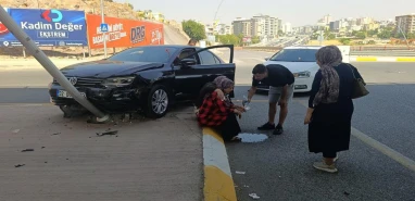 Şanlıurfa'da kavşakta otomobiller çarpıştı: Yaralı var...