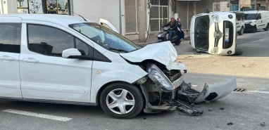 Şanlıurfa'da iki ticari araç çarpıştı: Biri ters döndü