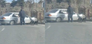 Şanlıurfa'da yoldan çıkan otomobil direğe çarptı!