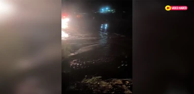 Şanlıurfa'da yol çöktü: Otomobil çukura düştü