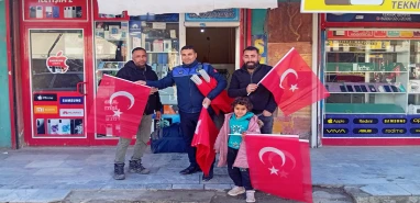 Şanlıurfa’da birlik ve dayanışma engel tanımadı! Bayrak dağıtımı coşkuyla karşılandı