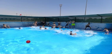 Hem öğreniyorlar hem de serinliyorlar
