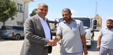 Şanlıurfa’da çöpten aldığı Türk bayrağını öpmüştü! Duyarlı personele ödül