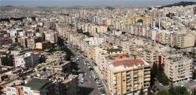 Şanlıurfa’da temel kazısı yandaki binaya zarar verdi: Bina boşaltıldı