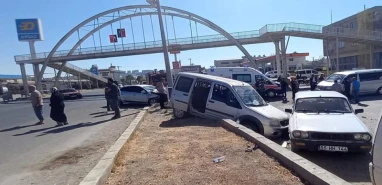 Şanlıurfa'da iki otomobil çarpıştı: Yaralılar var