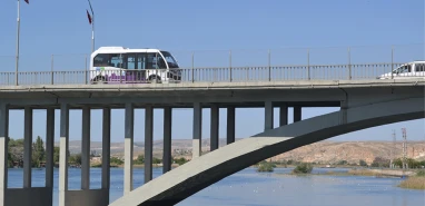Birecik’te şehir içi dolmuşlara tepki: Yolcu binmeden hareket etti, yaşlı kadın yaralandı