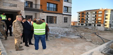 Hak sahiplerine verilecek deprem konutlarını gezdi