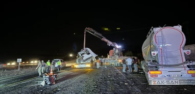 Şanlıurfa’da feci kaza: Tır park halindeki kamyonu biçti!