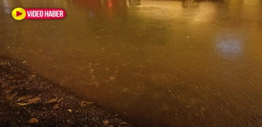 Urfa’da gökten boşanırcasına yağdı: Bir anda bastırdı, seli hatırlattı!