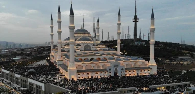 Şanlıurfa'daki camilerde 15 Temmuz şehitleri için sela okundu