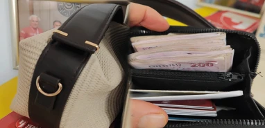 “Şanlıurfa’da insanlık hala ölmemiş”! Bulduğu çantayı sahibine ulaştırdı