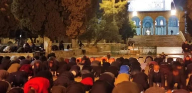 Yüzlerce Filistinli aynı safta buluştu! Mescid-i Aksa'da ilk teravih namazı