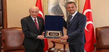 Yağmur altındaki görüntüler gündem olmuştu! Devlet Bahçeli, Özel’i arayıp ne dedi?