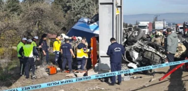 Özel halk otobüsü üst geçide çarptı! Feci kazada 5 ölü, 15 yaralı