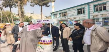 DEM Parti Akçakale’de stant kurdu!  Barış çağrısı yaptı