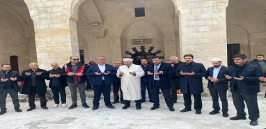 Şanlıurfa’da depremde hasar gören cami dualarla açıldı!