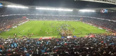 Fenerbahçe Trabzon’da kazandı! Maç sona erdi yumruklar havada uçuştu! Taraftarlar sahaya atladı