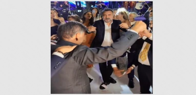 Bu düğünde para başa değil ayağa dökülüyor...