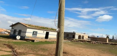 Şanlıurfa'da bu kadarı da pes dedirtti! Kaçak elektrik için ahşap direği oydu...