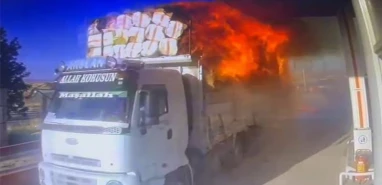 Yürekleri ağza getiren anlar: Alev alev yanan kamyon akaryakıt istasyonuna girdi!