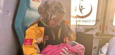 Şanlıurfa’da hayat 'yolda' başladı! Hastaneye yetişemedi