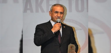 Meslekte 30 yılın gururu… Prof. Dr. Abdürrahim Dusak’a plaket!