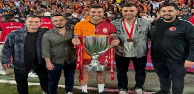 GS'li futbolcudan jest! Kupayı Viranşehirlilerle kaldırdı