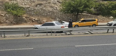 Şanlıurfa'da otomobil bariyerlere çarptı!