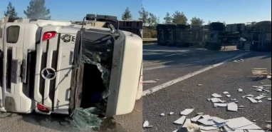 Gaziantep-Şanlıurfa yolunda fayans yüklü tır devrildi! Sürücü yara almadan kurtuldu