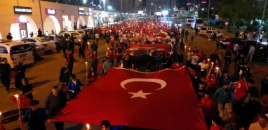 Şanlıurfa'da 19 Mayıs coşkusu: Meşaleler geceyi aydınlattı