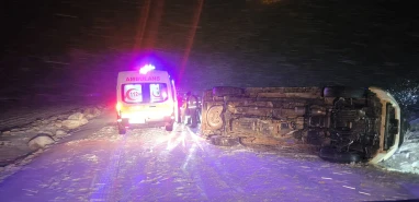 Şanlıurfa’da kayganlaşan yolda TEDAŞ aracı devrildi!