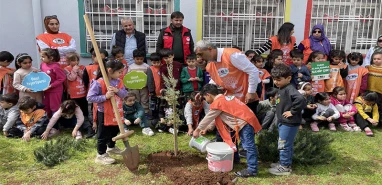Şanlıurfa’da minik eller fidan dikerek geleceğe nefes oldular