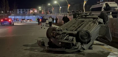 Şanlıurfa'nın komşu ilinde feci kaza! Otomobil refüje çarpıp takla attı: Yaralılar var...