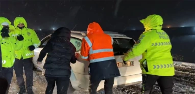Şanlıurfa’da kar araçları yolda bıraktı! Yardıma polis ve jandarma koştu