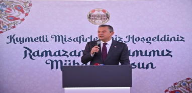 Özgür Özel gözlük takmayı artık bıraktı