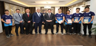 Şampiyon sporculardan Kaymakam Şahin'e ziyaret