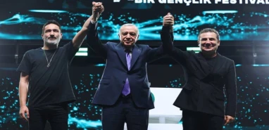 Şanlıurfalı sanatçı Cumhurbaşkanı Erdoğan’la sahneye el ele çıktı
